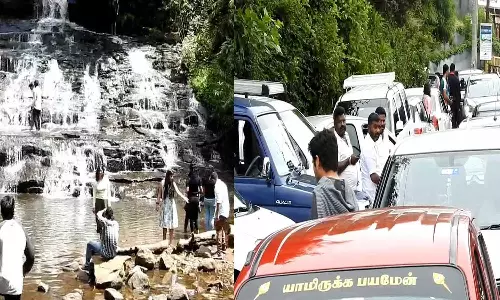 வார விடுமுறையை கொண்டாட கொடைக்கானலில் குவிந்த சுற்றுலா பயணிகள்- சாரல் மழையால் உற்சாகம்