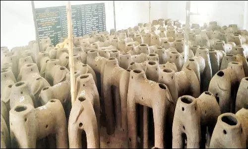 எம்.சூரக்குடியில் செகுட்டு அய்யனார் கோவிலுக்கு தயாராகும் புரவிகள்