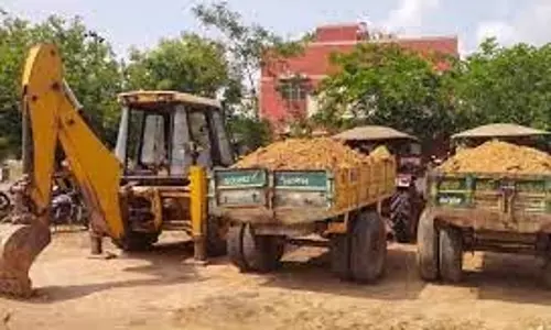 மணல் கடத்திய டிராக்டர்கள்-பொக்லைன் எந்திரம் பறிமுதல்