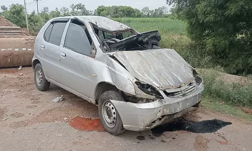 விழுப்புரம் அருகே சாலையோர பள்ளத்தில் இறங்கிய கார்