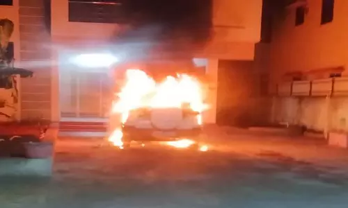 போலீஸ் நிலையம் அருகே நள்ளிரவில் திடீரென தீப்பிடித்து எரிந்த கார்