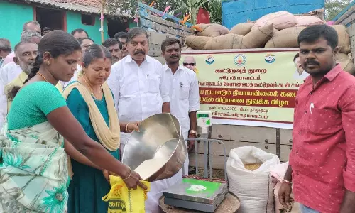 பர்கூர் மலைப்பகுதியில் நடமாடும் ரேசன் கடை