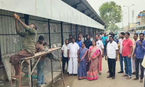 கடலூர் முதுநகரில்  பஸ் நிறுத்தத்தில் ரூ.15 லட்சத்தில் பயணியர்  நிழற்குடை அமைக்கும் பணி: மேயர் சுந்தரி ராஜா நேரில் ஆய்வு