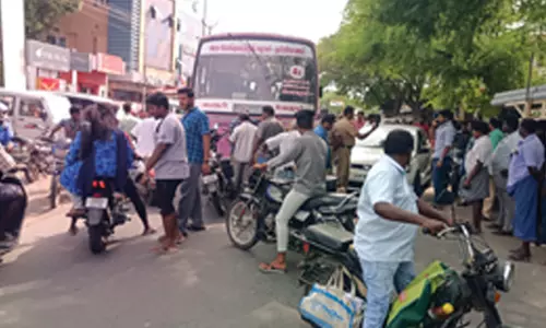 அரசு டவுன் பஸ்சை தடுத்து நிறுத்தி  தகராறில் ஈடுபட்டதால் போக்குவரத்து பாதிப்பு