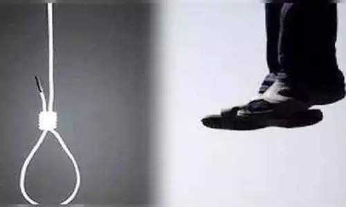 கார்பெண்டர் தூக்கிட்டு தற்கொலை