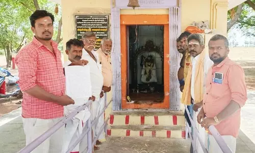 கோவிலுக்கு செல்லும் பாதையை ஆக்கிரமித்து தனிநபர் வேலி