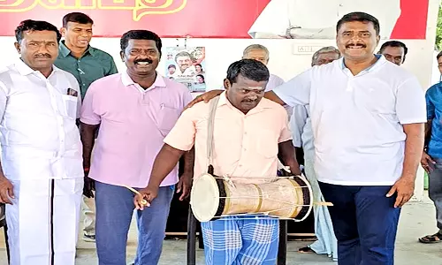 விளாத்திகுளம் அருகே மேள கலைஞருக்கு ரூ.10 ஆயிரம் மதிப்பில் உபகரணம்-மார்க்கண்டேயன் எம்.எல்.ஏ. வழங்கினார்