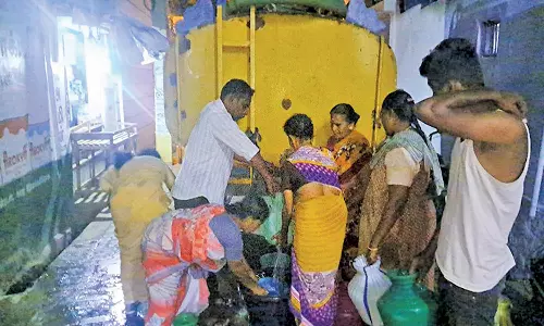 செங்கோட்டையில் தண்ணீர் தட்டுப்பாட்டால் பொதுமக்கள் அவதி-டிராக்டரில் குடிநீர் விநியோகம் செய்த கவுன்சிலர்கள்