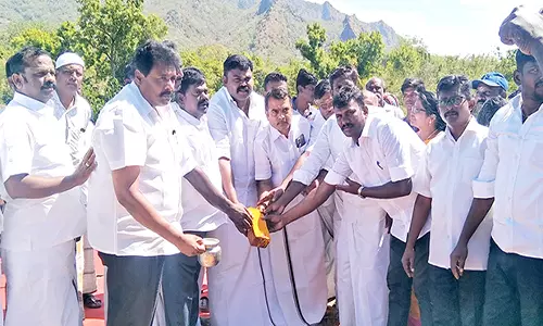 வாசுதேவநல்லூர் அருகே தலையணை ஆற்றுப்படுகையில் கிணறு அமைப்பதற்கான பூமி பூஜை