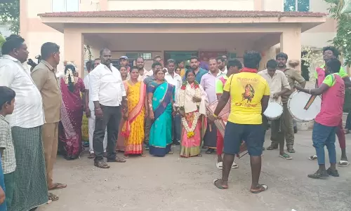 பென்னாகரம் பேரூராட்சி அலுவலகத்தில் ஓய்வுபெற்ற தூய்மை பணியாளருக்கு பாராட்டு விழா