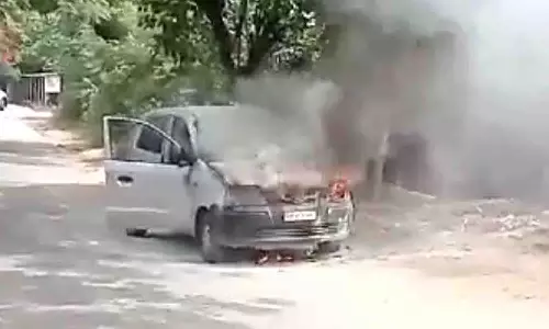 கோவையில் நடுரோட்டில் தீ பிடித்து எரிந்த கார்