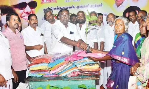 பொதுமக்களுக்கு மரக்கன்றுகள் வழங்கல்