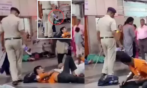 புனே ரெயில் நிலையத்தில் நடை மேடையில் தூங்கிய பயணிகள் மீது தண்ணீர் ஊற்றிய போலீஸ்காரர்
