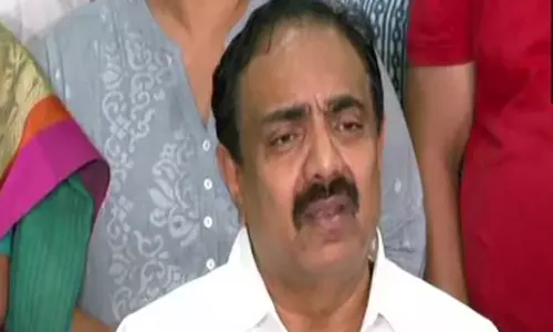 9 எம்.எல்.ஏ.க்களையும் தகுதிநீக்கம் செய்யவேண்டும் - சபாநாயகரிடம்  தேசியவாத காங்கிரஸ் மனு