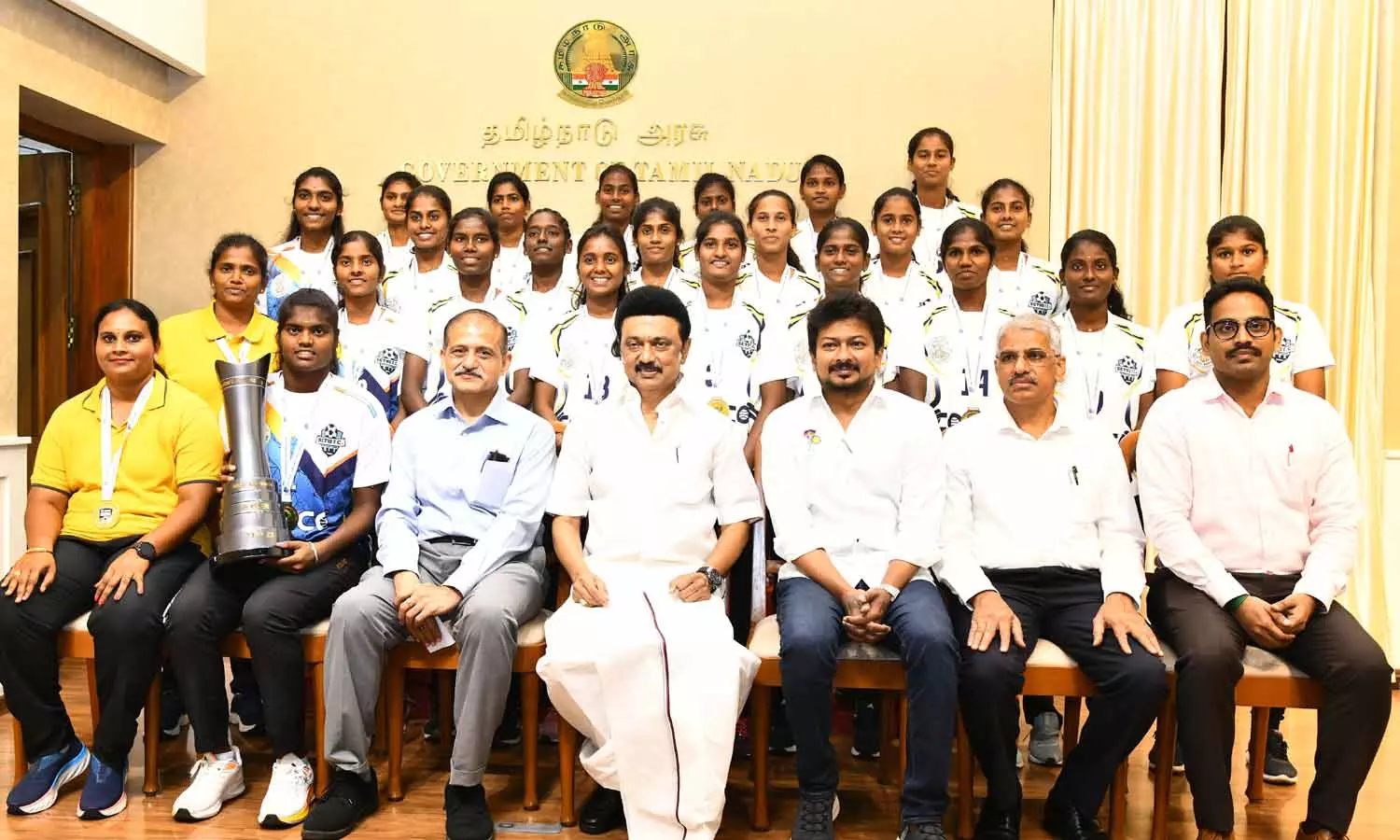 கோப்பையை வென்ற தமிழக வீராங்கனைகளுக்கு முதலமைச்சர் மு.க.ஸ்டாலின் நேரில் வாழ்த்து