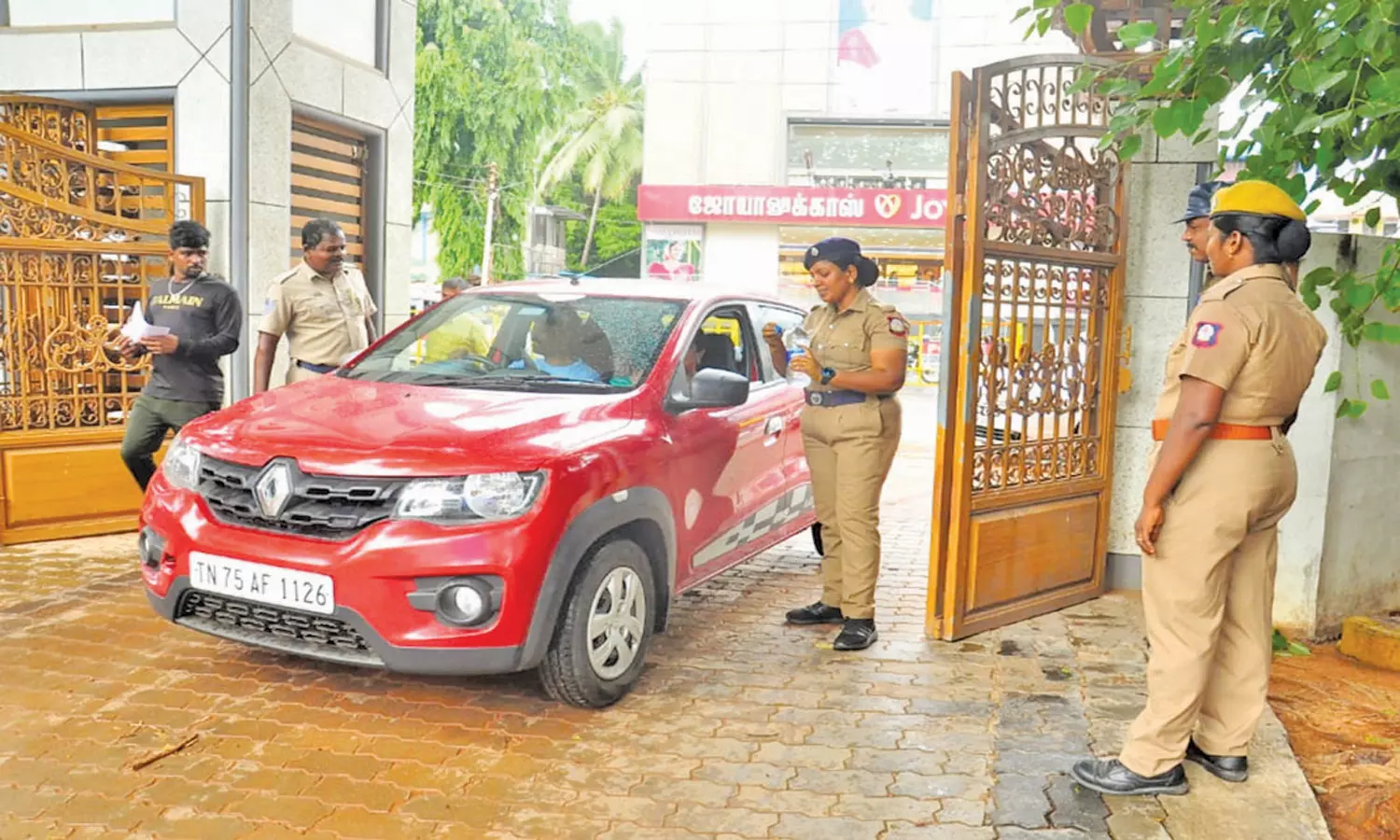 தோவாளை கால்வாயில் கூடுதல் தண்ணீர் திறந்து குளங்களை நிரப்ப நடவடிக்கை எடுக்க வேண்டும் - கலெக்டரிடம் கோரிக்கை மனு தோவாளை கால்வாயில் கூடுதல் தண்ணீர் திறந்து குளங்களை நிரப்ப நடவடிக்கை எடுக்க வேண்டும் - கலெக்டரிடம் கோரிக்கை மனு