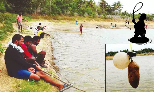 நூதன முறையில் மாவு உருண்டை தூண்டிலில்  மீன் பிடிக்கும் இளைஞர்கள்