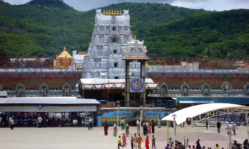 திருப்பதி கோவிலுக்கு மேல் விமானங்கள் பறப்பது ஆகம சாஸ்திரத்துக்கு எதிரானது: பக்தர்கள் கவலை