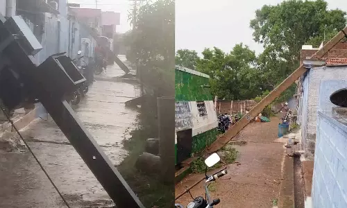 சென்னிமலை பகுதியில் சூறாவளி காற்றுடன் பலத்த மழை- வீடுகள் மீது முறிந்து விழுந்த மின்கம்பங்கள்