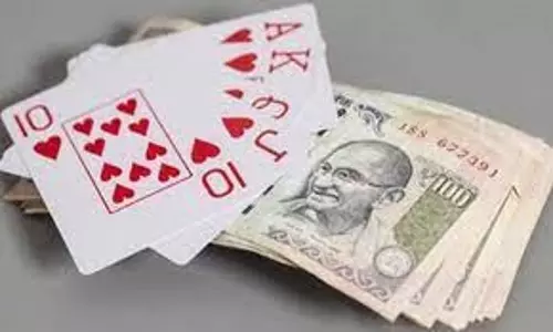 பணம் வைத்து சூதாடிய 4 பேர் கைது