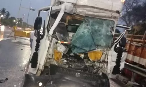 மயிலம் அருகே விபத்து- லாரி மீது மினி லாரி மோதி சிறுவன் பலி