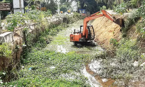 கொட்டாரம் புத்தனாறு கால்வாயில் தூர்வாரும் பணி தீவிரம்