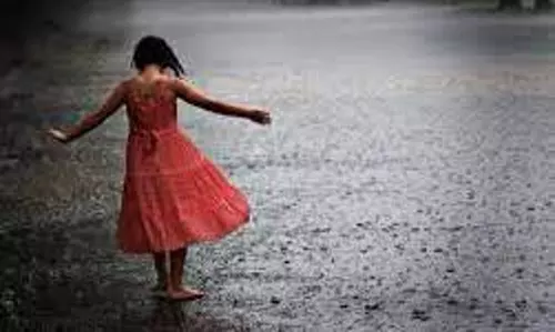 கரூரில் சாரல் மழை