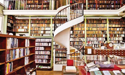 நூலக வளாகத்தில் கழிப்பிட வசதி செய்து தர வலியுறுத்தல்