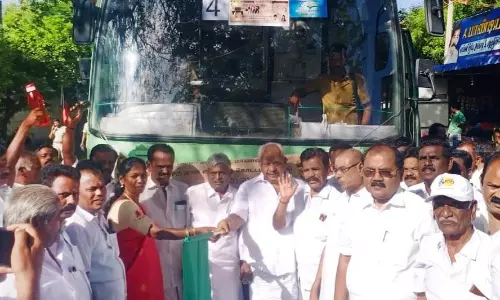 பள்ளி மாணவ-மாணவிகளை அழைத்து சென்ற எம்.எல்.ஏ.