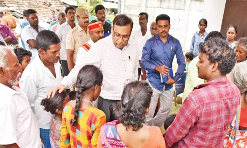 சாலை விபத்தில் பெற்றோர்களை இழந்த 3 பெண் குழந்தைகளை நேரில் சந்தித்து ஆறுதல் கூறிய கலெக்டர்