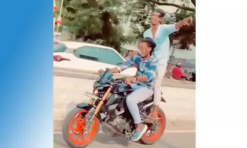 ஆபத்தான பைக் ரேசில் ஈடுபடும் இளைஞர்கள்