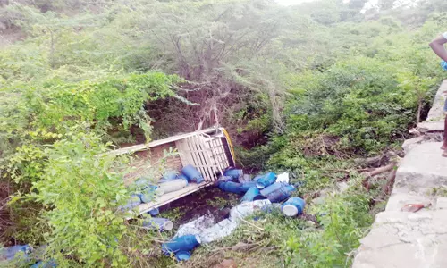 அடுத்தடுத்து 2 வாகனங்கள் மீது சுற்றுலா பஸ் மோதல் ஒருவர் பலி-2 பேர் படுகாயம்