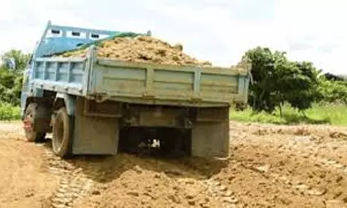 மண் கடத்திய லாரி பறிமுதல்