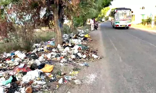 சாலையோரம் மலை போல் தேங்கி இருக்கும் குப்பைகள்