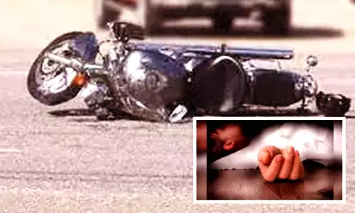 பைக் மீது லாரி மோதி அரசு பள்ளி ஆசிரியை நசுங்கி சாவு