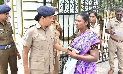 தீக்குளிக்க மண்ணெண்ணை கேனுடன் கலெக்டர் அலுவலகத்துக்கு வந்த பெண்