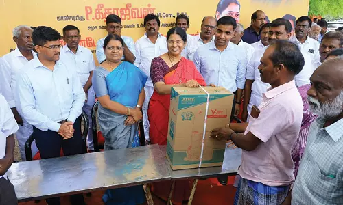 விளாத்திகுளம் அருகே ரூ.3.10 கோடி மதிப்பீட்டில்  புதிய திட்டங்களுக்கு அடிக்கல் நாட்டு விழா - கனிமொழி எம்.பி., அமைச்சர் கீதாஜீவன் பங்கேற்பு