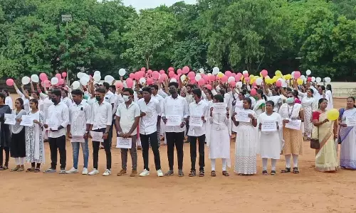 தொப்பி வடிவில் மனித சங்கிலியாக நின்ற டாக்டர்கள் - நர்சுகள்