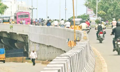 பாடிமேம்பாலத்தின் அவலம் தீர்க்கப்படுவது எப்போது?-வாகன ஓட்டிகள், பொதுமக்கள் அவதி