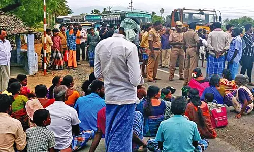 அம்பை அருகே அரசு பஸ் நிற்காததை கண்டித்து கிராம மக்கள் சாலை மறியல்