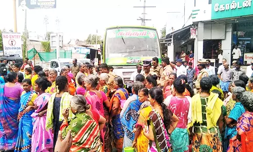 கழிவுநீர் கலந்த குடிநீர் விநியோகிக்கப்படுவதாக கூறி டவுனில் பொதுமக்கள் சாலை மறியல்