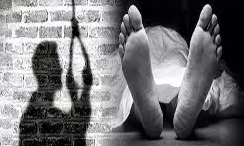 வாலிபர் மர்மமான முறையில் தூக்கிட்டு தற்கொலை