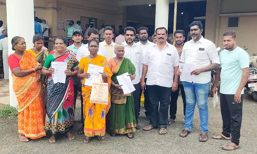 கடலூர் குப்பன்குளத்தில் வீடுகளை இடித்து காலி செய்த மக்களுக்குஅடுக்கு மாடி குடியிருப்பில் வீடு வழங்க வேண்டும்: கலெக்டர் அலுவலகத்தில் கோரிக்கை மனு