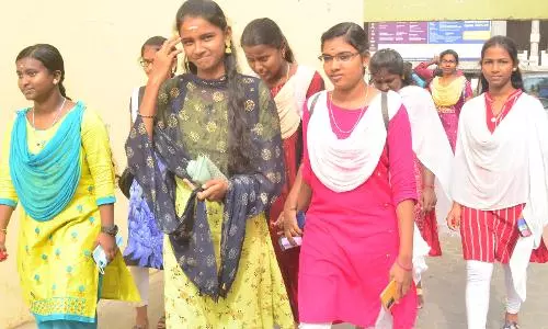 கோவை அரசு கல்லூரிகளில் முதலாம் ஆண்டு மாணவர்களுக்கு வகுப்புகள் தொடங்கியது