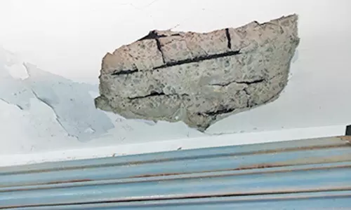 மேற்காரைகள் பெயர்ந்த நிலையில் உள்ள கூட்டுறவு வங்கி இடித்து அகற்றப்படுமா?