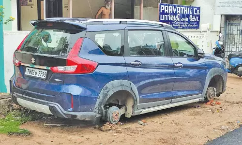 வீட்டு வாசலில் நிறுத்தியிருந்த காரின் 4 டயர்களும் திருட்டு