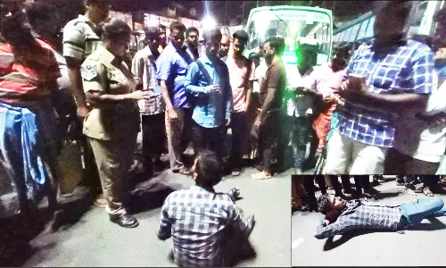 சாப்ட்வேர் என்ஜினியரை தாக்கிய போக்குவரத்து ஊழியர்களை கண்டித்து தர்ணா போராட்டம் 