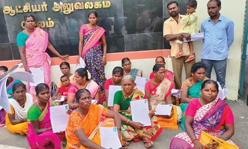 இலவச வீட்டு மனை, கடன் உதவி கேட்டு சேலம் கலெக்டர் அலுவலகத்தில் திரண்டு மனு கொடுத்த மக்கள்