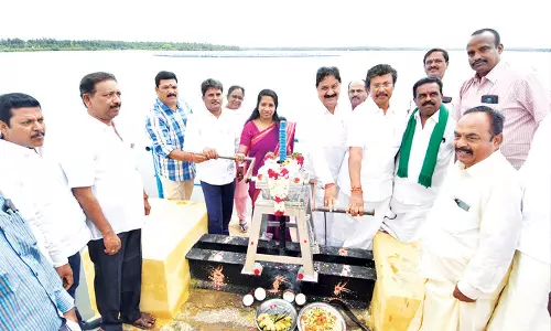கே.ஆர்.பி., அணை-பாரூர் பெரிய ஏரியில் இருந்து தண்ணீர் திறப்பு