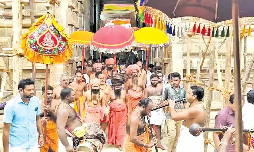 யாகசாலை மண்டபத்தில் புனிதநீர் கலசங்கள் வைக்கும் நிகழ்வு